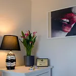 Apartment (46 m²), 3 Schlafzimmer und 1 eigene Badezimmer in Long Gardens