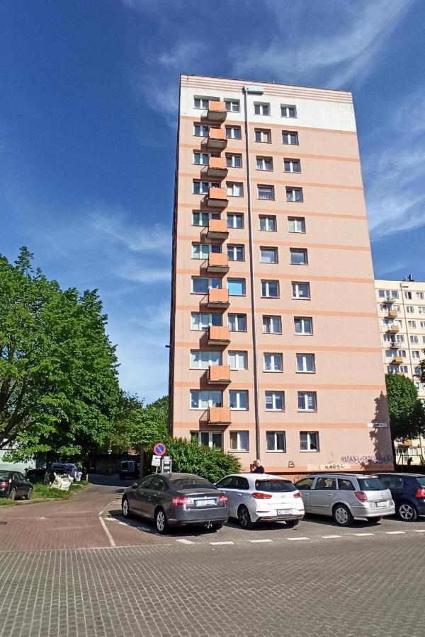 Enhet I Long Gardens På 46 Kvm, Med 3 Soverom, 1 Bad Leilighet *